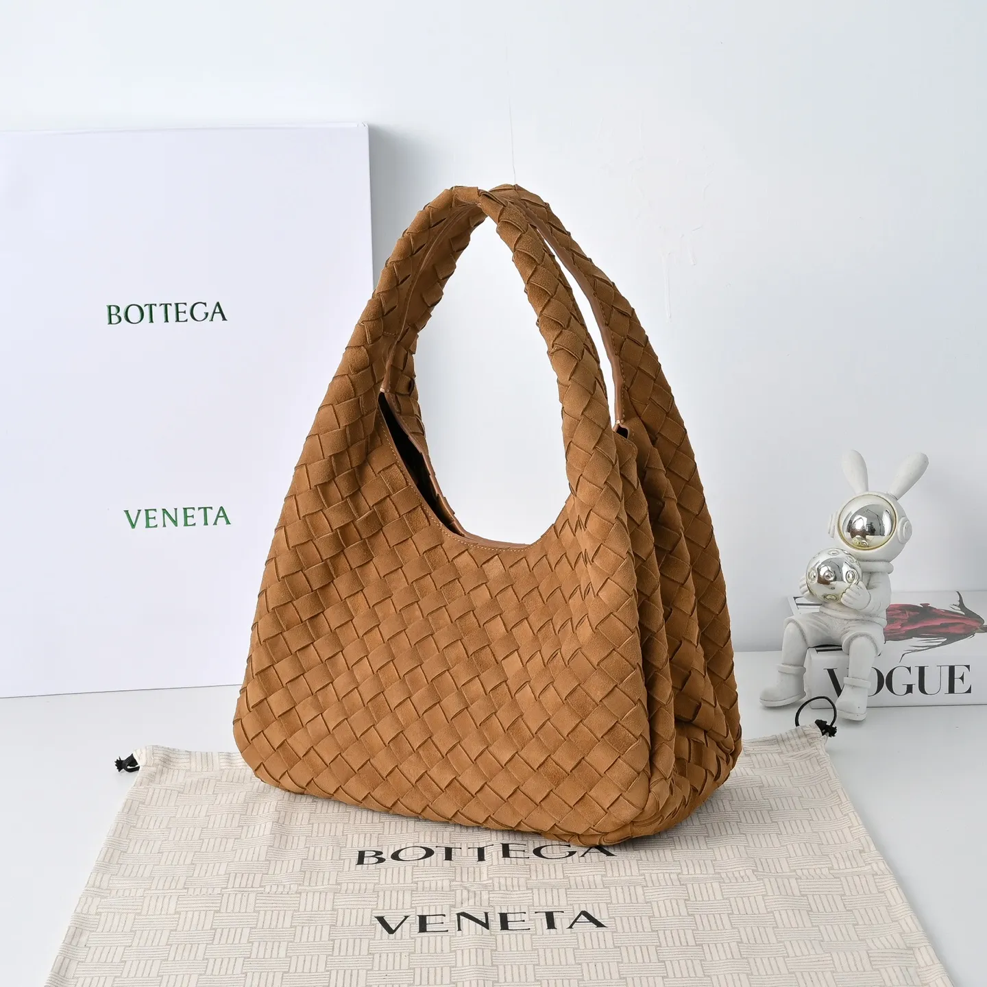 Batch 2160 BV new product suede Campana handbag The classic return of the Campana handbag is retro and charming ☄️Inspired by the classic collection of 2004🌟Each leather strip is made of two layers of Nappa lambskin🐏, showing the ultimate craftsmanship of full weaving inside and outside. The bag is super light, uses leather straps to open and close, and is equipped with a hidden magnetic buckle. It has two forms that can be switched, and the capacity is amazingly large. Whether it is for daily travel or to carry various small items✈️, it can be easily carried! Grab two hands for commuting and dating, and bring out French laziness🌤️ Model: 4249 Size: 33x20x16.5